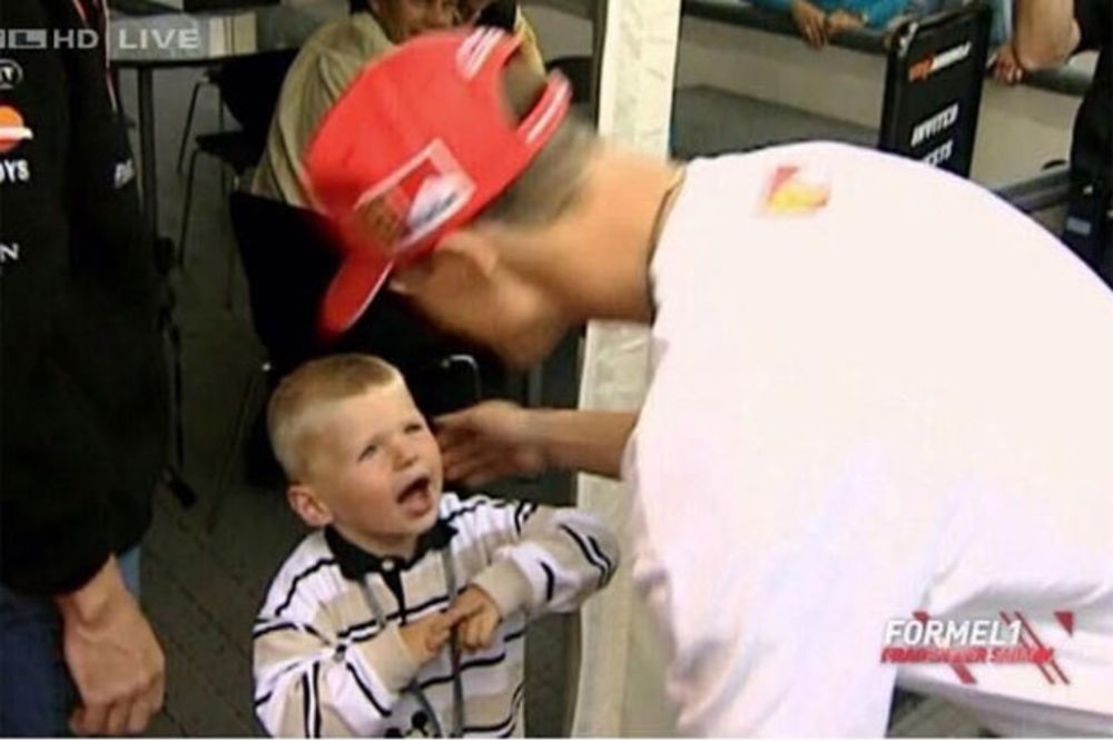 (VIDEO) SLIKA ZA SVA VREMENA: Šumaher pre 15 godina zagrlio dečaka koji je ispisao istoriju F1!