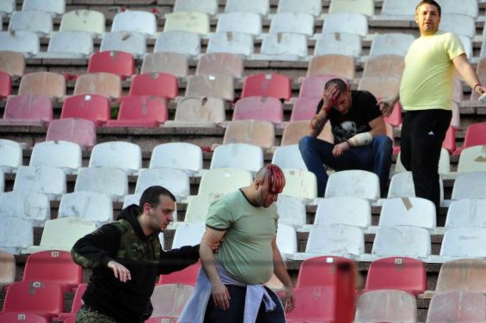 (FOTO+VIDEO) JEZIVA SLIKA DERBIJA: Krvave glave i tuča bez kraja