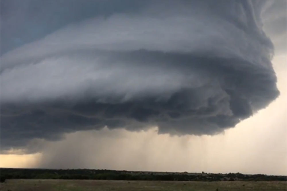 (VIDEO) KAO DA ĆE SMAK SVETA: Ovako izgleda dolazak tornada u Teksasu!