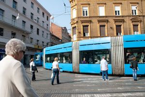 ZAGREB: 30 putnika povređeno kada je gradski autobus udario u banderu