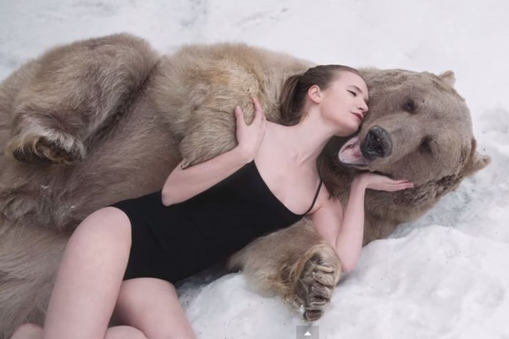 (VIDEO) NIJE LAKO RUSKIM MODELIMA: Stavljaju život na kocku slikajući se sa medvedom