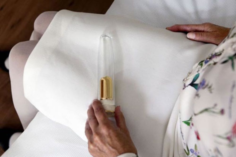 (FOTO) LJUBAV JE VEČNA: Ovaj stakleni dildo služi za čuvanje praha kremiranog partnera!