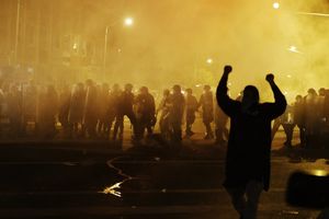 (VIDEO) RASNI RAT U BALTIMORU: Policija suzavcem rasterala demonstrante