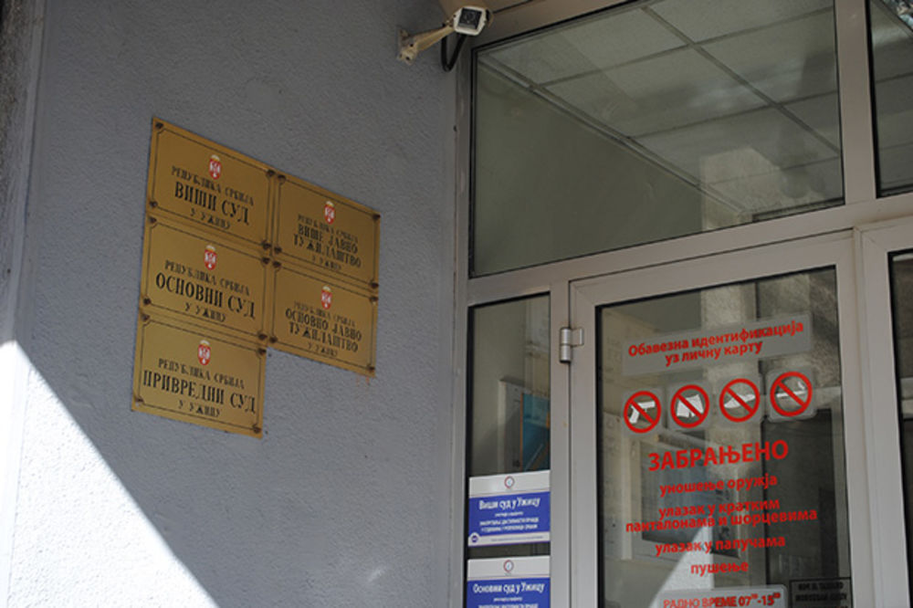 SAKRILA KESICU: Devojku policija poslala kod ginekologa, pa završila u zatvoru u Užicu