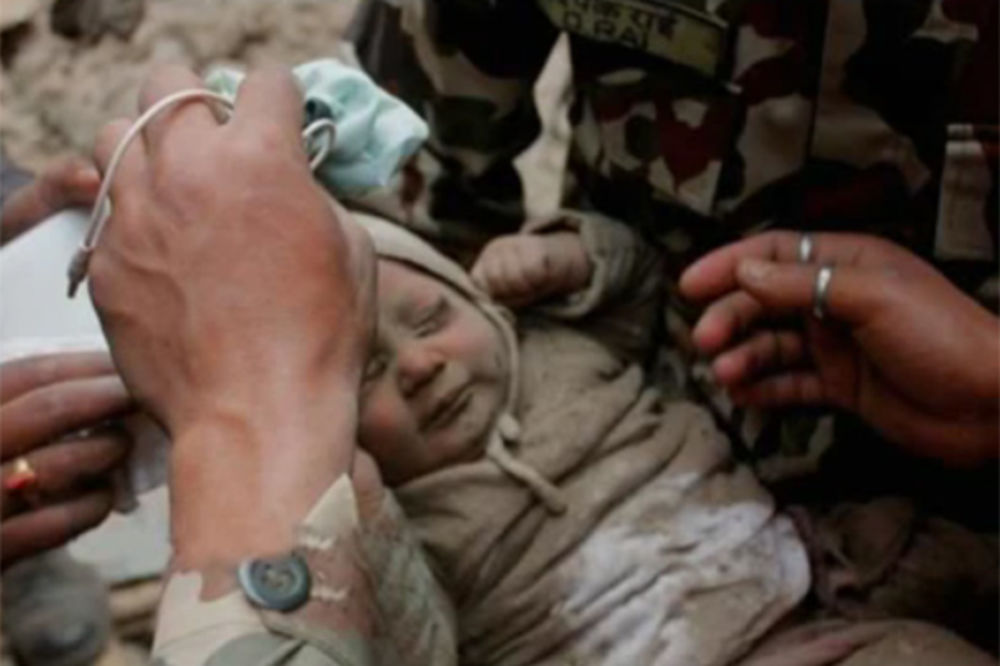 (VIDEO) JAČI OD SMRTI: Bebac od četiri meseca posle 22 sata izvučen živ iz ruševina u Nepalu