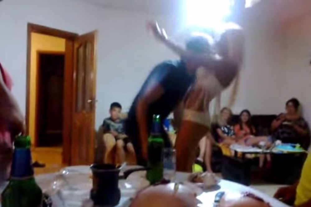 (VIDEO) Evo kako Atina Ferari pleše za 1.200 evra!