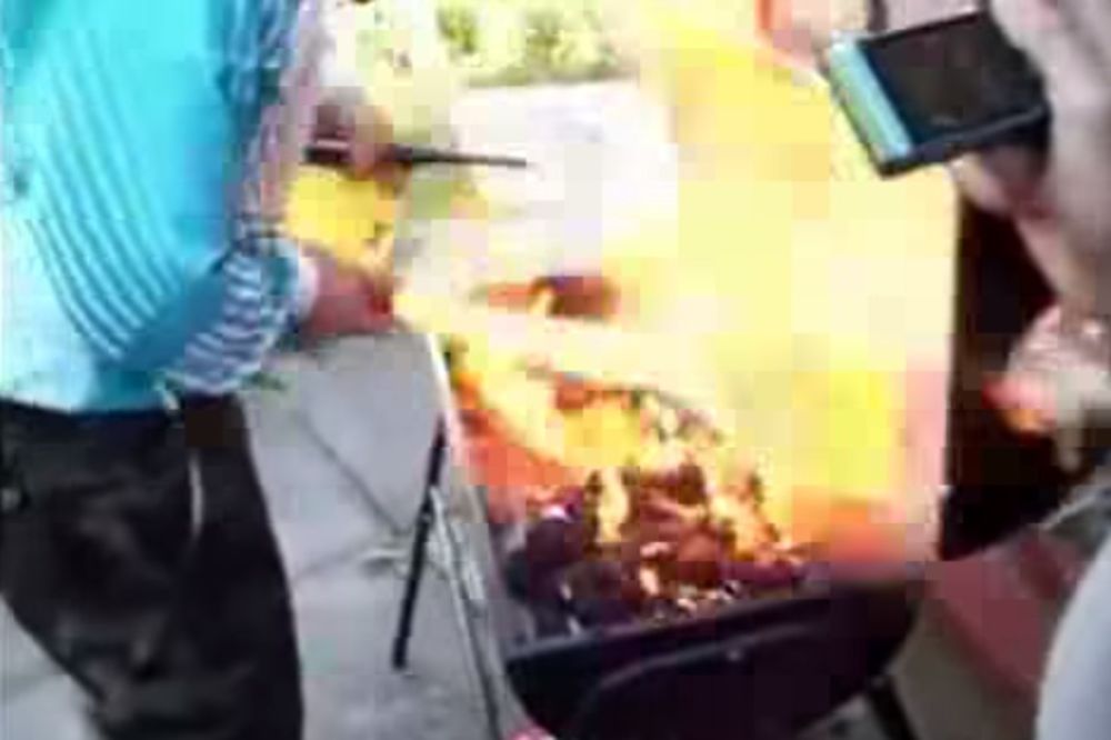 (VIDEO) NE IGRAJ SE SA VATROM: Ovako to izgleda kada roštiljaju šeprtlje!