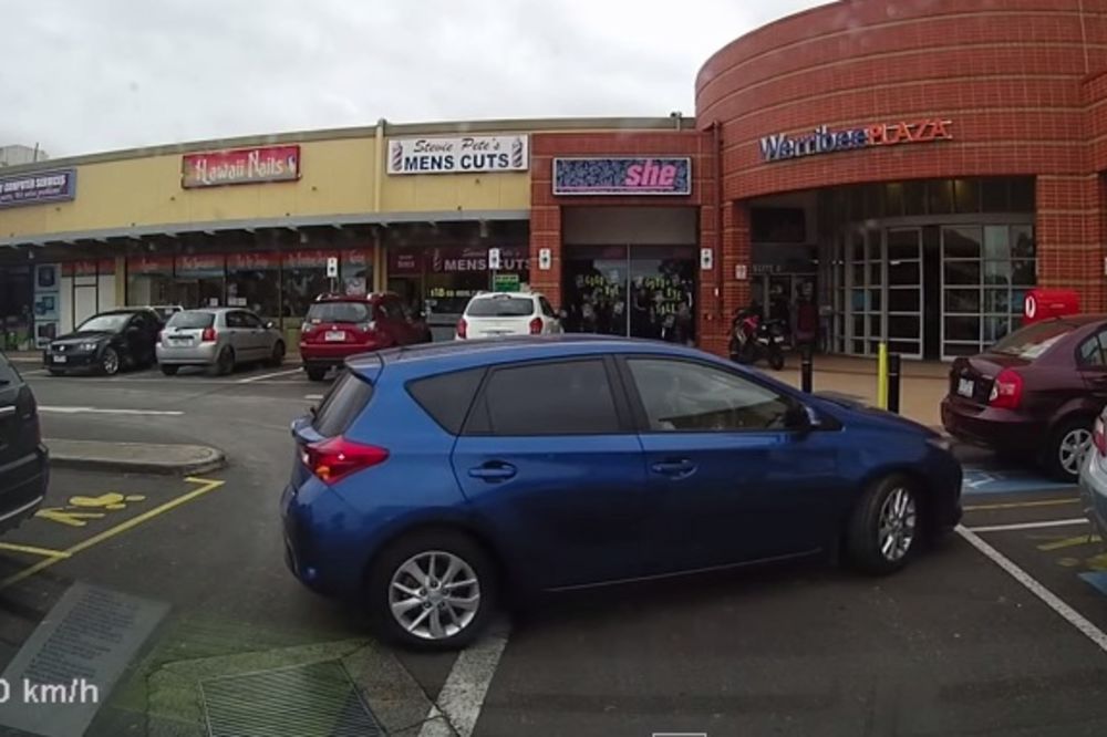(VIDEO) NESPRETNICA: Ona je samo htela da parkira auto unazad!