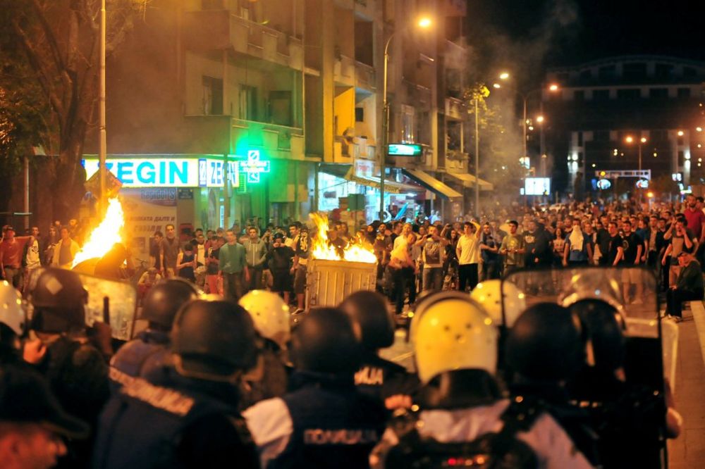 (VIDEO I FOTO) 19 POVREĐENIH U SKOPLJU: Policija suzavacem i vodenim topovima razbila demonstrante