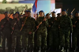 (VIDEO) SNIMAK KOJI JE ZAPALIO INTERNET: Srpski gardisti po mraku vežbali strojevi korak!