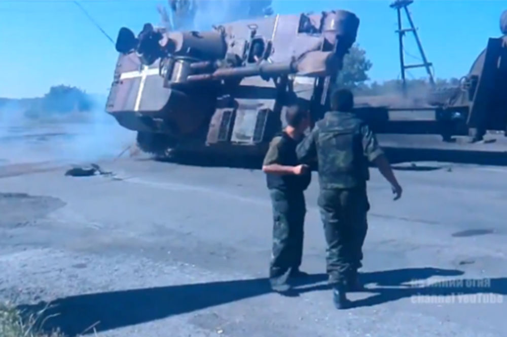 (VIDEO) EVO ZAŠTO IM SE SMEJU: Ovako ukrajinski vojnici utovaruju tenk