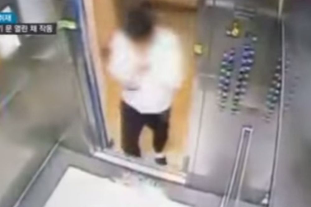 (VIDEO) UMALO NAPOLA PRESEČEN: Ulazeći u lift nije ni slutio šta ga čeka