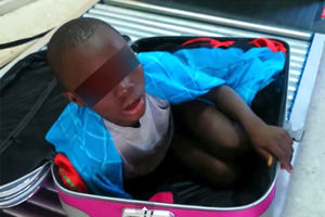 BEŽALI U BOLJI ŽIVOT: U koferu švercovala sina (8) iz Obale Slonovače