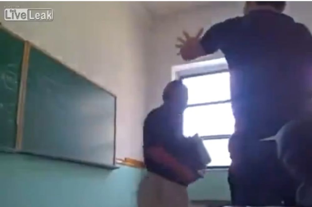 (VIDEO) NEČUVENO: Učenik usred časa ošamario profesora na Kosovu!