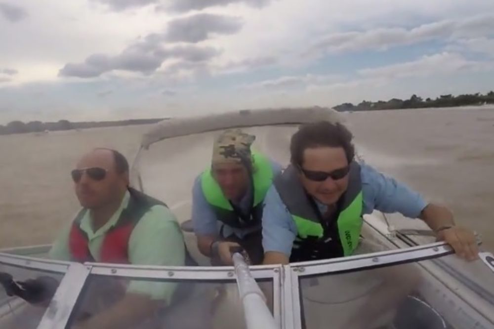(VIDEO) OVO JOŠ NISTE VIDELI: Umalo sudar čamca i aviona