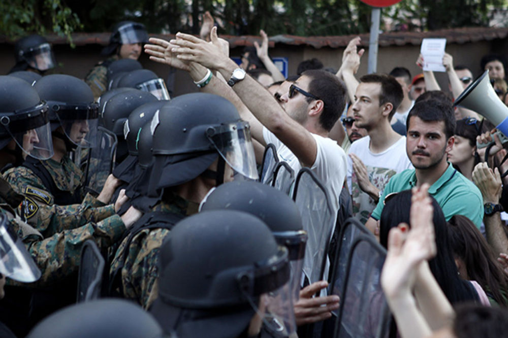 (FOTO) PROTESTI U SKOPLJU: Opozicija napala premijera zbog sukoba u Kumanovu