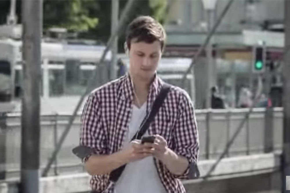 (VIDEO) VRIŠTALI SU OD UŽASA: Ako pišeš SMS dok hodaš ulicom, evo šta će te snaći...