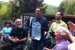 VULIN NA DANU HUMANIZMA: Ministar podržao osobe s invaliditetom, oni mu uzvratili plaketom!