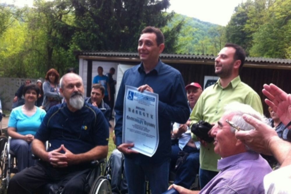 VULIN NA DANU HUMANIZMA: Ministar podržao osobe s invaliditetom, oni mu uzvratili plaketom!