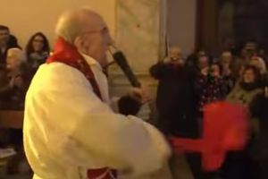 (VIDEO) NADREALNO Sveštenik na misi zapevao najdražu pesmu Titove Jovanke!
