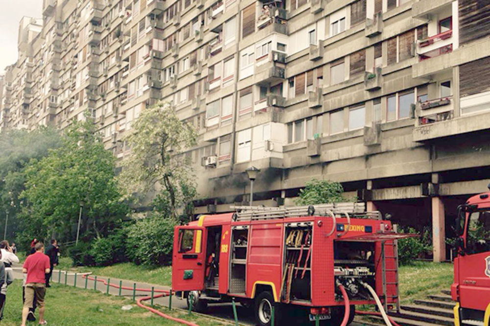 (FOTO) Požar u bloku 23 na Novom Beogradu