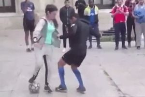 (VIDEO) VRHUNSKE MAJSTORIJE: Pogledajte kako devojka barata loptom i probacuje kroz noge
