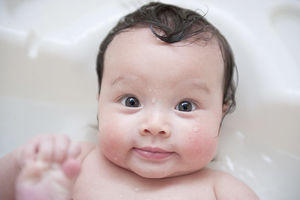 5 pravila za bezbedno kupanje bebe
