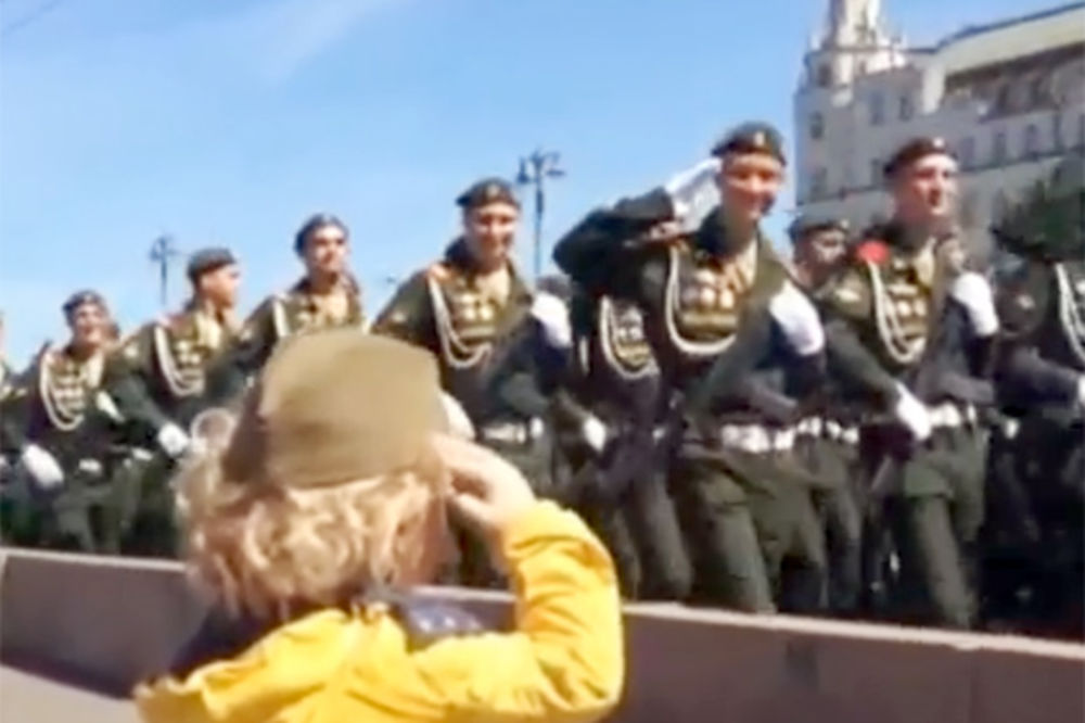 (VIDEO) NEŽNOST NA PARADI U MOSKVI: Na ovu devojčicu su i vojnici bili slabi!