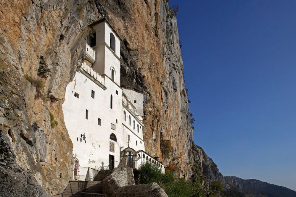 ČUDA NA OSTROGU NE PRESTAJU: Evo zašto je ovo jedan od najposećenijih manastira na svetu