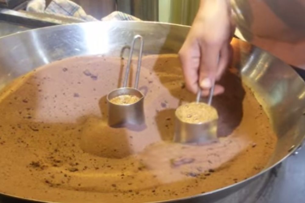 (VIDEO) KAO MAGIJA: Pogledajte kako u Jordanu kuvaju tursku kafu!