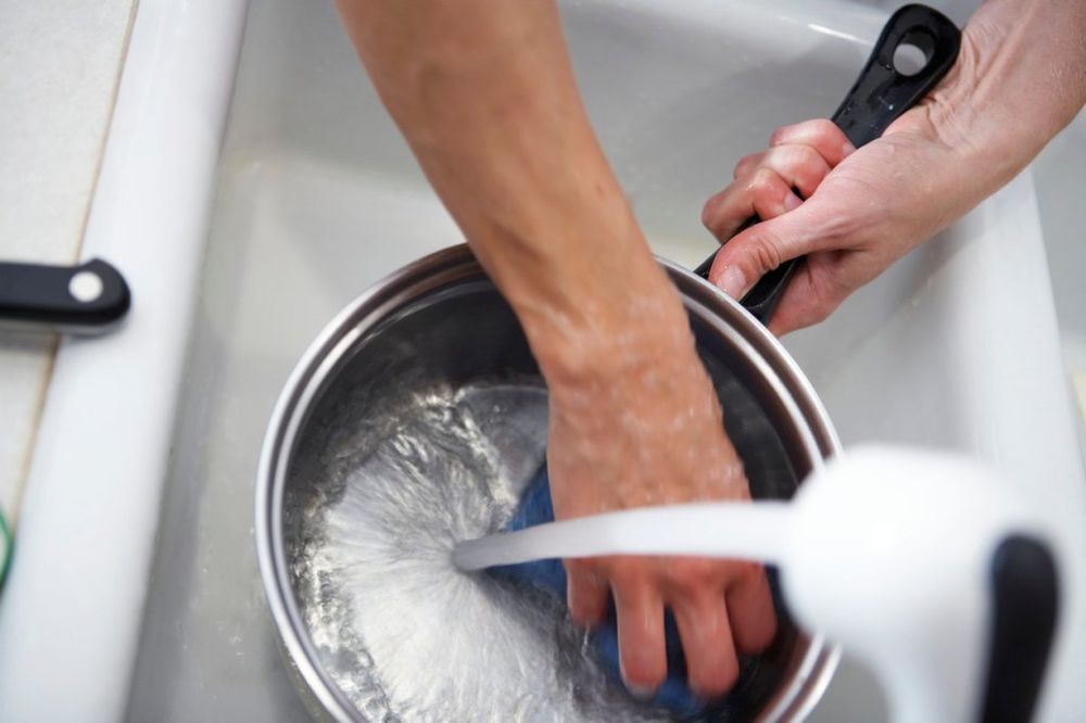 Evo zašto ne bi trebalo da ručno perete sudove!