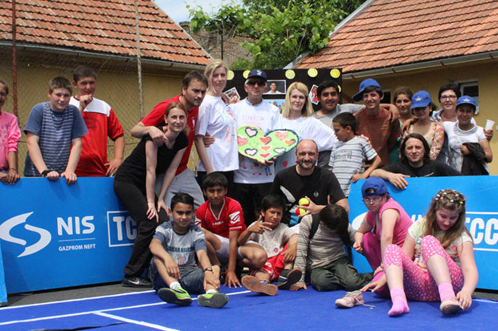 (FOTO) SPORTOM PROTIV NASILJA: Mališani u Zrenjaninu učili prve teniske korake
