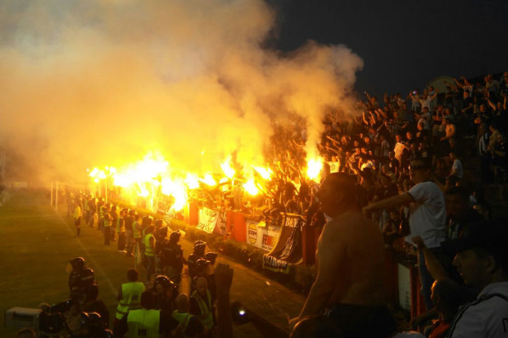 (VIDEO) BAKLJADA ZA ŠAMPIONE: Evo kako fudbaleri i navijači Partizana slave titulu!