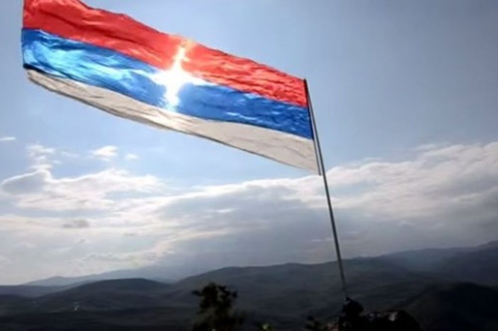(VIDEO) ZNAK S NEBA: Pogledajte, sunce formiralo vatreni krst na zastavi Srbije!