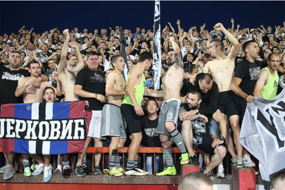 (FOTO) PIVO ZA ŠAMPIONE: Evo kako su igrači Partizana proslavili titulu u autobusu