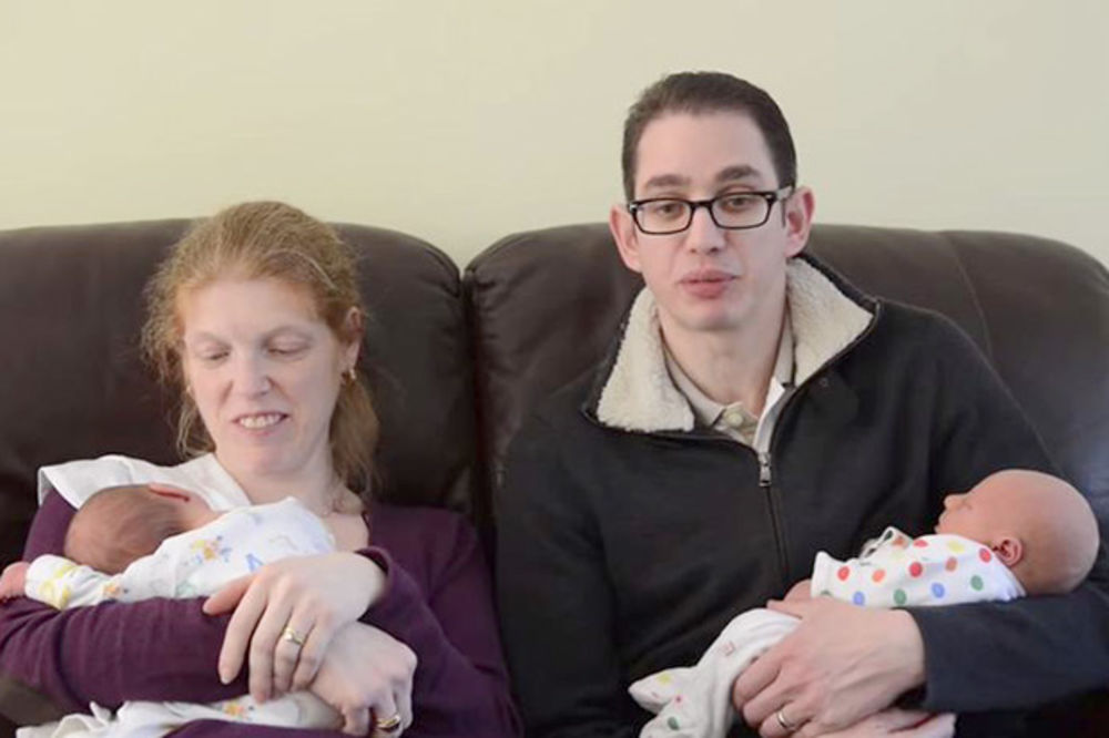 Neočekivani porođaj: Jednog blizanca rodila u kupatilu, drugog u spavaćoj sobi! (VIDEO)
