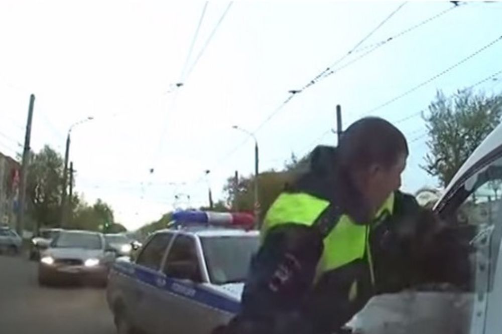 (VIDEO) KAD POLUDI RUSKI POLICAJAC: Kung fu udarcem zaustavio nesavesnog vozača