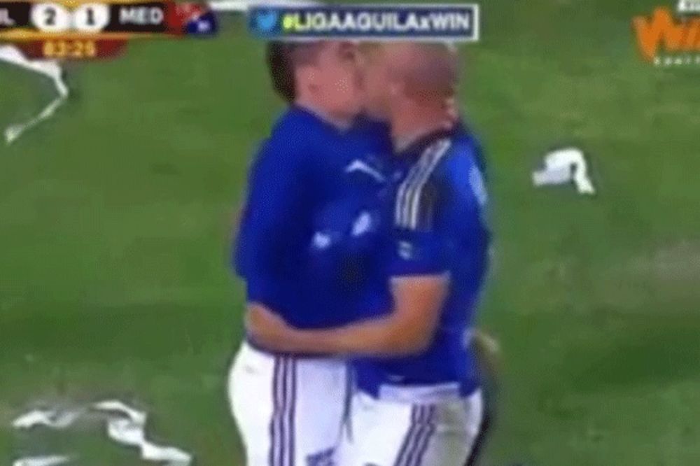 (VIDEO) ZANELI SE U SLAVLJU: Pogledajte strastveni poljubac fudbalera u sred utakmice