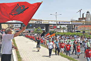 DEMONSTRACIJE: Protiv Gruevskog i Makedonci i Albanci