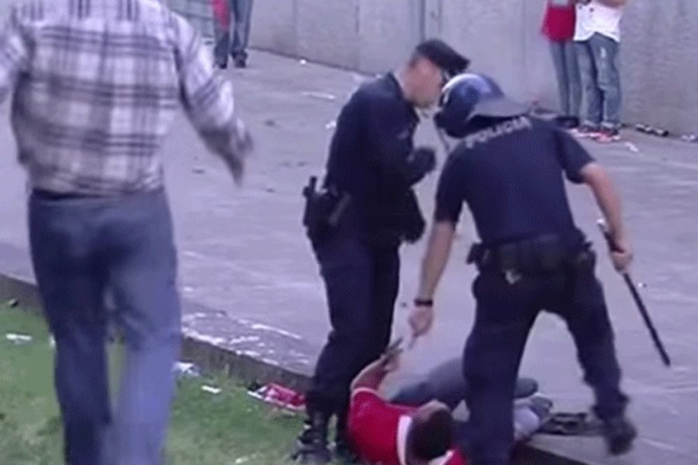 (VIDEO) BRUTALNO I JEZIVO: Policija ispred stadiona tukla oca i dedu na očigled dece