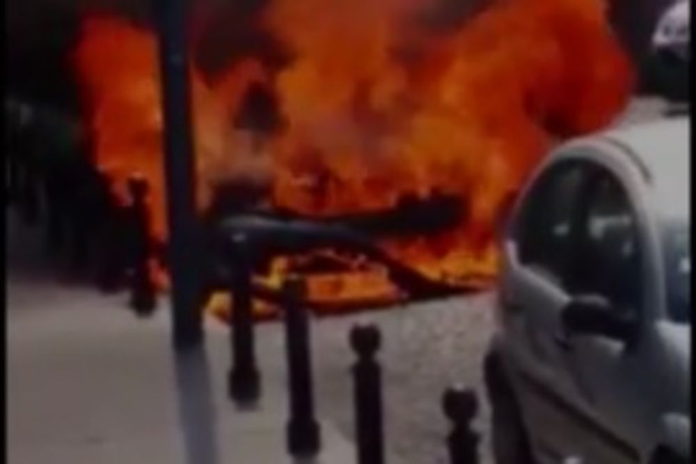 (VIDEO I FOTO) POŽAR U CENTRU BEOGRADA: Zapalio se automobil u Pariskoj!