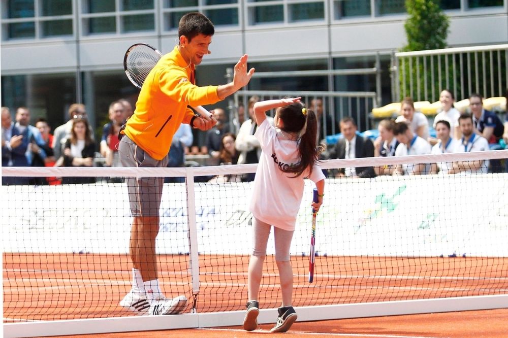 (VIDEO) LEKCIJA ŠAMPIONA: Novak igrao tenis i odbojku sa klincima