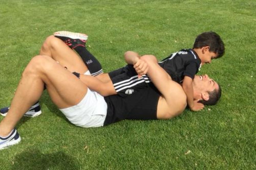 RAZNEŽILI SVET: Ronaldo i Mesi uživaju sa sinovima!