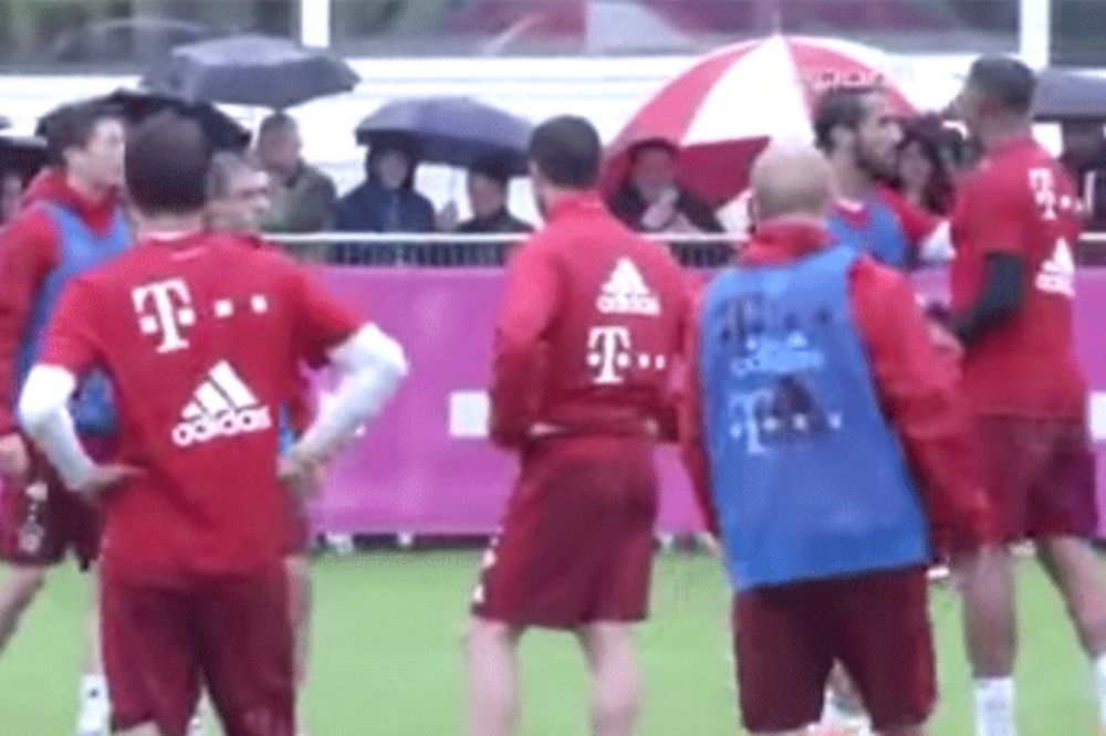 (FOTO, VIDEO) BOATENG I LEVANDOVSKI U KLINČU: Pogledajte frku na treningu Bajerna