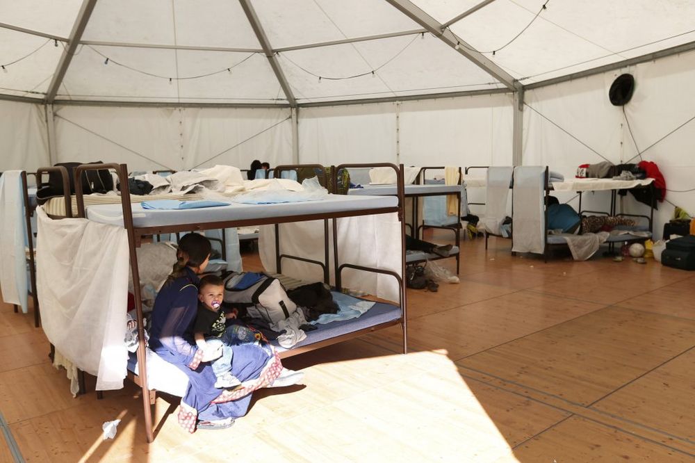 KISNU POD ŠATORIMA: Izbeglice spavaju pod vedrim nebom dok kuće zvrje prazne!