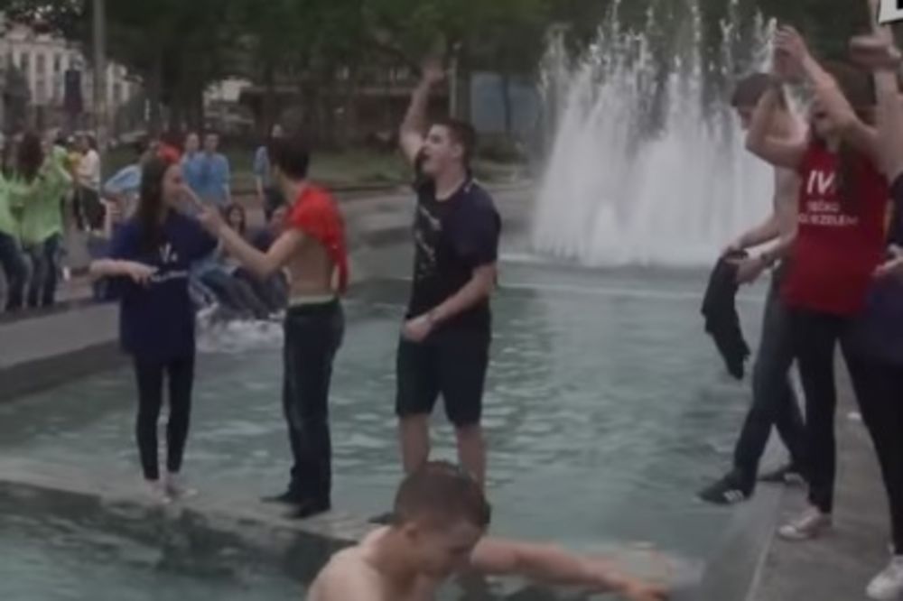 (VIDEO) NI KIŠA IM NIJE SMETALA: Kupanje u fontani za overu mature