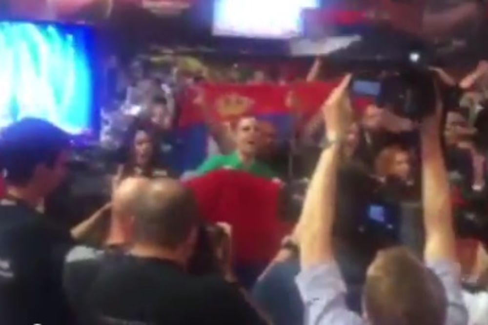 HAOS U PRES CENTRU EVROVIZIJE: Novinari i TV ekipe pevali Bojaninu pesmu, razvijena zastava Srbije!