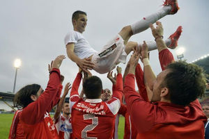 (FOTO) PRORADILE EMOCIJE: Lazović sa suzama u očima napustio Zvezdu