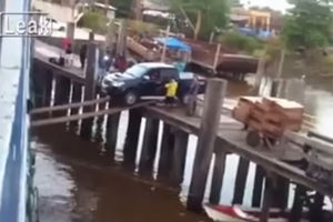 (VIDEO) DA SE UKRCA ILI PROPAST: Nije mogao autom na brod, a onda se dogodilo ovo