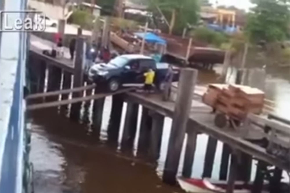 (VIDEO) DA SE UKRCA ILI PROPAST: Nije mogao autom na brod, a onda se dogodilo ovo